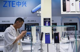 Un hombre observa el teléfono móvil de inteligencia artificial Ai Doubao, desarrollado por ZTE y ByteDance, durante la Conferencia Mundial de Inteligencia Artificial (WAIC), en Shanghái, el 17 de julio de 2026.