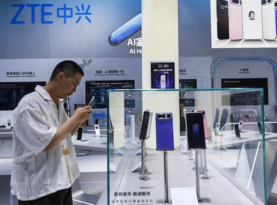 Un hombre observa el teléfono móvil de inteligencia artificial Ai Doubao, desarrollado por ZTE y ByteDance, durante la Conferencia Mundial de Inteligencia Artificial (WAIC), en Shanghái, el 17 de julio de 2026.