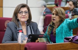 La senadora y exministra de Educación, Blanca Ovelar (ANR, Añetete) y la senadora Celeste Amarilla (PLRA) tuvieron un cruce en la sesión del Senado por el resultado de Paraguay en la evaluación PISA.