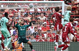 Paris Brunner conecta el esférico y con un frentazo establece el 3-2 del Mónaco contra el Liverpool.