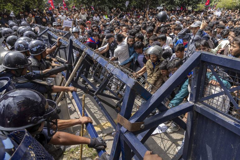 Manifestantes se enfrentan a la policía frente al parlamento, en Katmandú (Nepal).