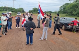 Vecinos de Loma Pero bloquean ruta para exigir bacheo y riego provisorio mientras esperan reinicio de obras del tramo tres de la Ruta del Progreso.
