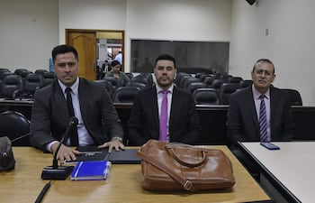 Senador Erico Galeano (derecha), junto a los abogados Ricardo Estigarribia y Luis Almada durante la última audiencia del juicio oral en el 2025.