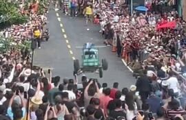 El público observa cómo uno de los pilotos de "Autos Locos Paraguarí" segundos antes de volcar.
Imagen: @Giinogue