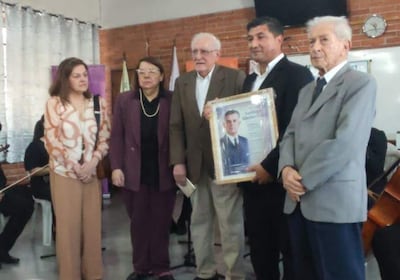 Los hijos de Santiago Sánchez Gadea posan junto al cuadro de su padre, que quedará para siempre en las paredes del Centro Vocacional Carlos Antonio López, donde fue el primer director.