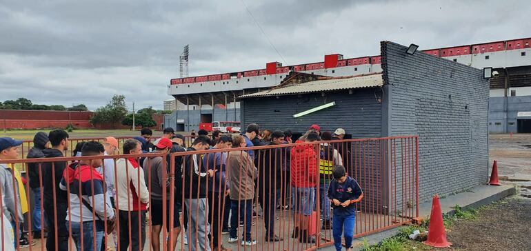 Los hinchas adquieren las entradas para el partido entre Tacuary y Cerro Porteño en el estadio Antonio Aranda, en Ciudad del Este.