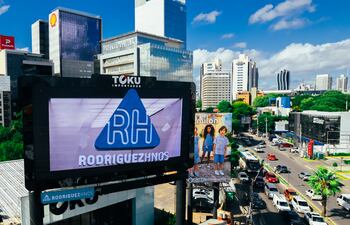 Rodríguez Hermanos se posiciona en la intersección de las avenidas Aviadores del Chaco y San Martín con una innovadora pantalla led.