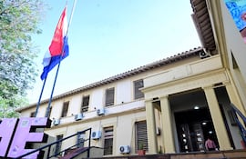 Fachada del Ministerio de Salud con dos banderas, escalera de acceso y inscripción 'SALUS POPULI SUPREMA LEX EST'.