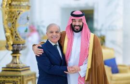 El primer ministro paquistaní Shehbaz Sharif (a la izquierda) y el príncipe heredero saudí Mohamed bin Salmán durante su reunión de ayer en Yeda.