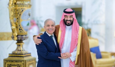 El primer ministro paquistaní Shehbaz Sharif (a la izquierda) y el príncipe heredero saudí Mohamed bin Salmán durante su reunión de ayer en Yeda.