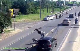Un motociclista se adelantó a los demás vehículos por la banquina y terminó impactando de forma frontal contra un automóvil, tras cruzar al carril contrario.