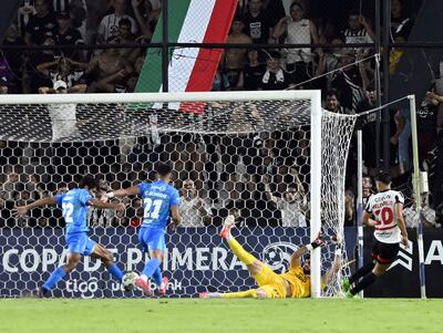 Lorenzo Antonio Melgarejo (34 años) aprovechó el rebote para  establecer el empate transitorio. Pese a su esfuerzo, Marino Arzamendia (27), que en el segundo tiempo se mostró  vacilante,  no pudo evitar la caída de su valla. Completan el cuadro los defensores franjeados Robert Rojas (28) y César Olmedo (22).