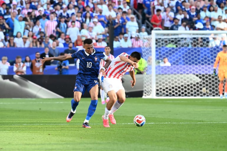 Diego Gómez se escapa de la marca de Kylian Mbape esta tarde en Filadelfia.