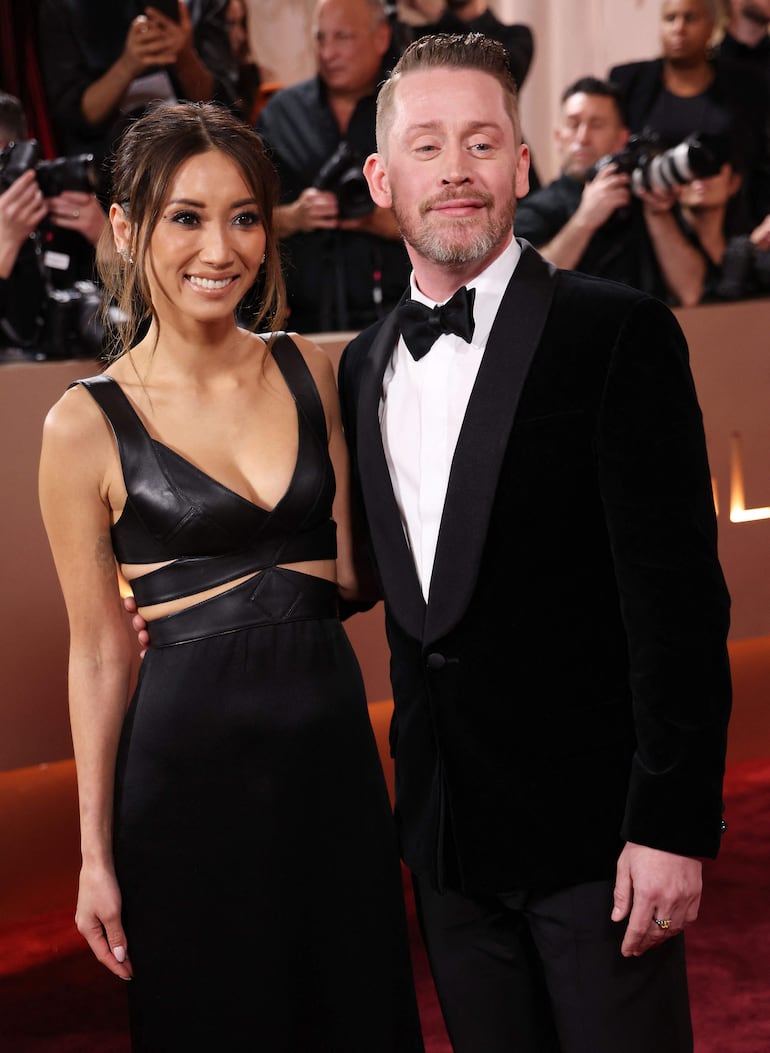 Macaulay Culkin y Brenda Song, enamorados en los Golden Globe Awards en California. (Michael Tran / AFP) 