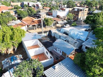 Imagen aérea captada por ABC TV de los destrozos ocasionados por la tormenta en dos aulas recién inauguradas de la escuela en el Refugio Copaco de Asunción.