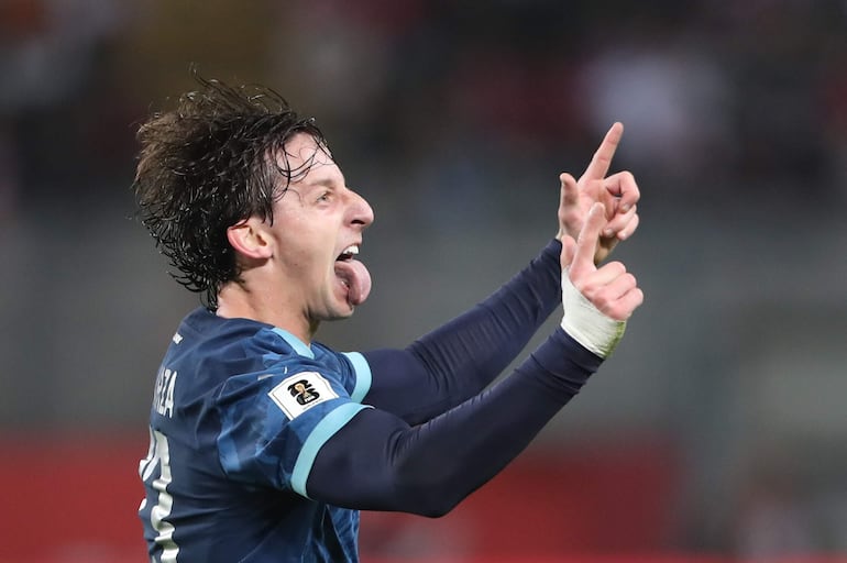 AME8083. LIMA (PERÚ), 09/09/2025.- Matías Galarza de Paraguay celebra un gol este martes, en un partido por las eliminatorias a la Copa Mundial 2026 entre Perú y Paraguay en el estadio Nacional del Perú, en Lima (Perú). EFE/ Paolo Aguilar
