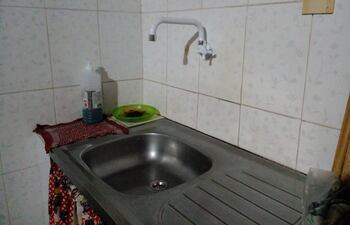 Los pobladores del barrio Florida de San Lorenzo dicen que no reciben un buen servicio de la Essap, y que muchas veces no pueden asear sus utensilios de cocina.