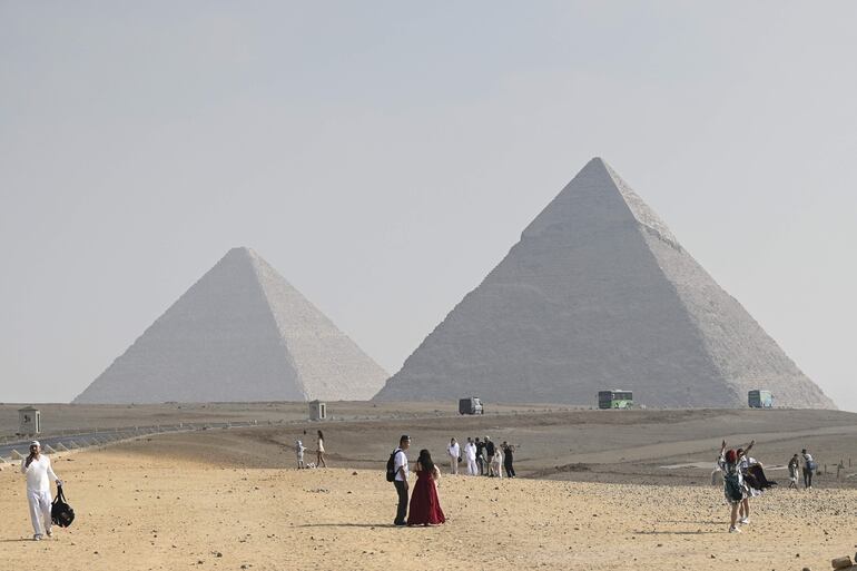 Turistas visitan la Meseta de Guiza, hogar de las Grandes Pirámides de Guiza y la Esfinge, en Guiza, Egipto, el 30 de octubre de 2025, dos días antes de la ceremonia de apertura del Gran Museo Egipcio el 01 de noviembre de 2025.