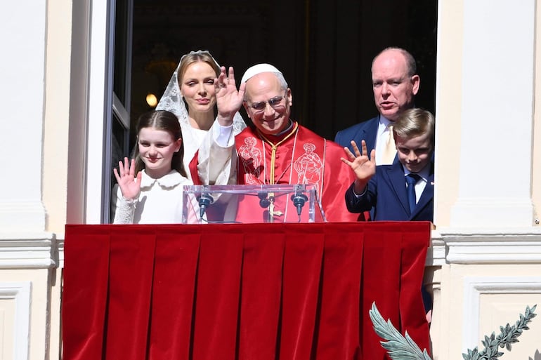 El Papa León XIV, junto al Príncipe Alberto II de Mónaco, su esposa la Princesa Charlene y sus hijos Gabriella y Jacques, saludan a los fieles desde el balcón del Palacio del Príncipe en Mónaco. (EFE/EPA/ETTORE FERRARI)
