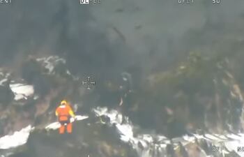 Momento del rescate de Juan Rojas, el compatriota que sobrevivió a un naufragio en Chile.