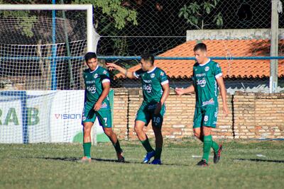 Fabio Mendieta (centro), festeja uno de los dos tantos marcados ayer en el triunfo "aviador", Rubén Narváez y Alexander González acompañan la celebración. (Foto: APF)