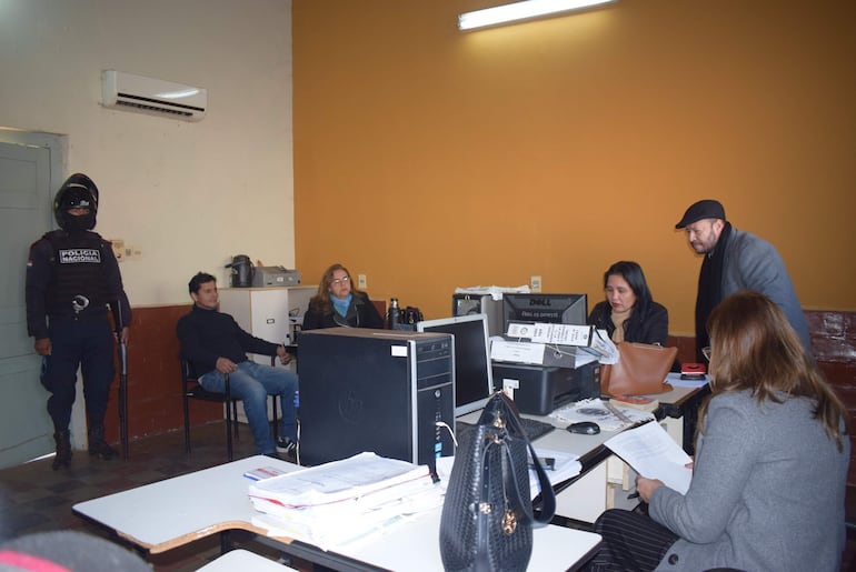 El acusado Fredy Antonio Florenciano Brítez asistió a la audiencia preliminar con la fiscal Laura Sánchez y el juez Hilario Bustos.