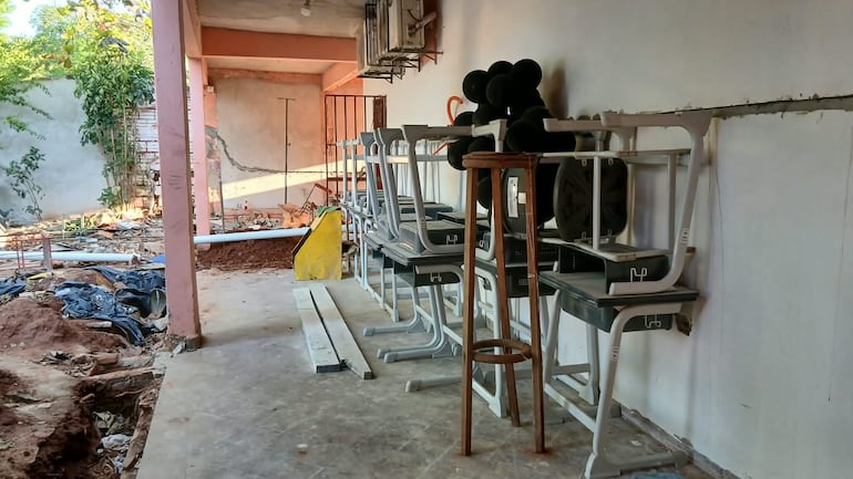 Varios de los mobiliarios se encuentran a la intemperie debido a que las aulas se encuentran aún en refacción.
