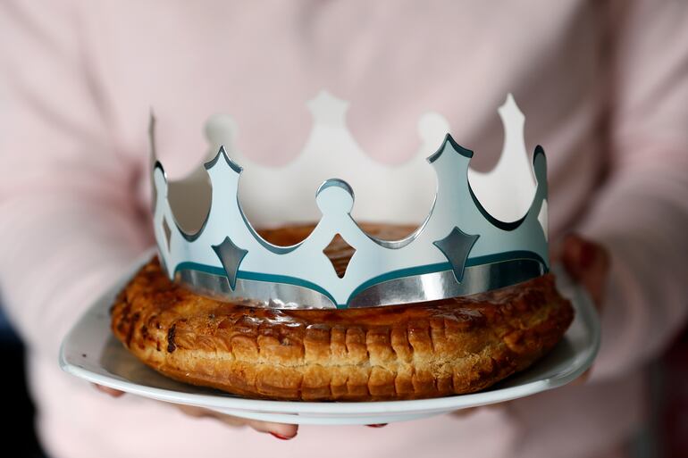 La Galette des Rois más conocida es una tarta de hojaldre rellena de crema de almendra, conocida como frangipane.