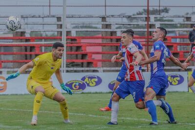 Juan "Ribéry" Argüello intenta la definición en medio el portero César Giménez y el zaguero José Báez, (Foto: APF)