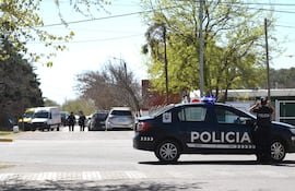 FOTO DE ARCHIVO: 10/09/2025.- Agentes de la policía custodian a las afueras de un colegio en Mendoza (Argentina). Una adolescente de 14 años ingresó con un arma a un colegio de la provincia argentina de Mendoza, efectuó tres disparos y se atrincheró en el interior, sin que por el momento se hayan reportado heridos.