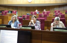 Las senadoras Lilian Samaniego (ANR, independiente), Blanca Ovelar (ANR, independiente) y Lizarella Valiente (ANR, HC) en reunión de la mesa directiva del Senado.