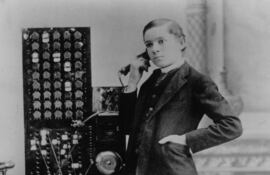 Menos de diez años después de la demostración del teléfono por parte de Bell en 1876, este hombre trabajó como operador de larga distancia para la American Telephone and Telegraph Company en Marietta, Georgia. 1885.