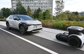 Un robot autónomo guía y transporta autos compartidos dentro de la "Woven City" de Toyota Motor Corporation en la ciudad de Susono, prefectura de Shizuoka, el 25 de septiembre de 2025.