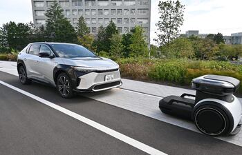 Un robot autónomo guía y transporta autos compartidos dentro de la "Woven City" de Toyota Motor Corporation en la ciudad de Susono, prefectura de Shizuoka, el 25 de septiembre de 2025.