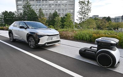 Un robot autónomo guía y transporta autos compartidos dentro de la "Woven City" de Toyota Motor Corporation en la ciudad de Susono, prefectura de Shizuoka, el 25 de septiembre de 2025.