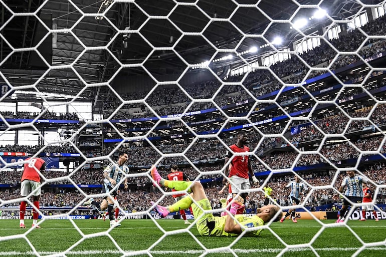 La primera conversión de Lionel Messi, desde otro ángulo. Nuevo paso triunfal de la Albiceleste en la Copa del Mundo.