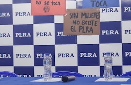 Carteles contra eliminar la paridad en listas en el Directorio del PLRA (Gentileza)