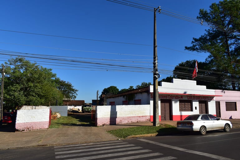 Construcción del Centro de Salud Subseccional, con detalles en rosa y una bandera paraguaya ondeando en el edificio.