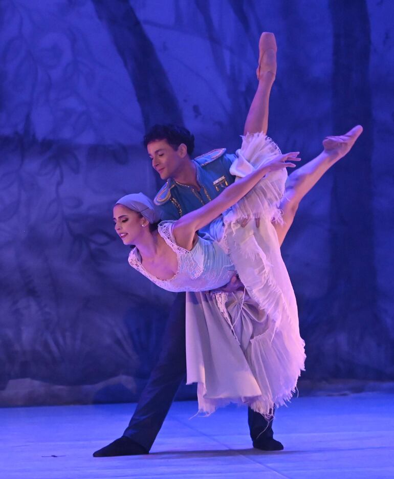 Macarena y Abel cautivaron con una química romántica que traspasó el escenario. Fotografía: Fernando Romero / ABC.
