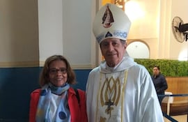 Petrona Quiñónez Flor junto a Mons. Ricardo Valenzuela, tras la entrega de la imagen de la Virgen de las Mercedes.