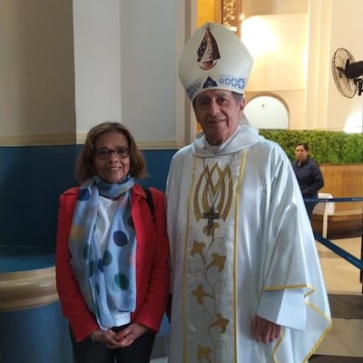 Petrona Quiñónez Flor junto a Mons. Ricardo Valenzuela, tras la entrega de la imagen de la Virgen de las Mercedes.