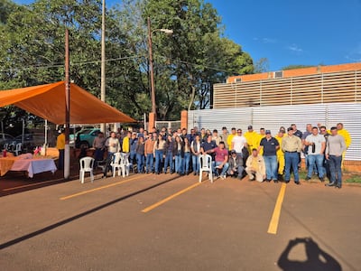 Los funcionarios de la ANDE frente al Centro de Distribución en Ciudad del Este.
