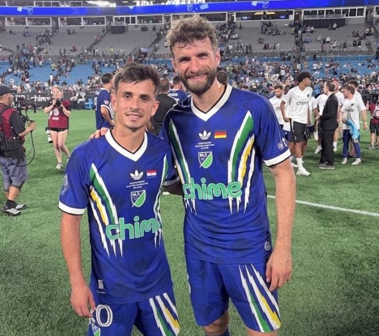 El paraguayo Andrés Cubas y el alemán Thomas Müller, compañeros en el Vancouver Whitecaps de Canadá e integrantes del equipo de la MLS.