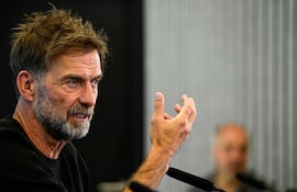 Jürgen Norbert Klopp (59 años), nuevo entrenador de Alemania dice: “Ahora hay gente que dice que debemos hacer las cosas como se han hecho en Francia o como se han hecho en España. La meta debe ser que en unos años se diga que hay que hacer las cosas como en Alemania, que hemos sacado las conclusiones correctas”.