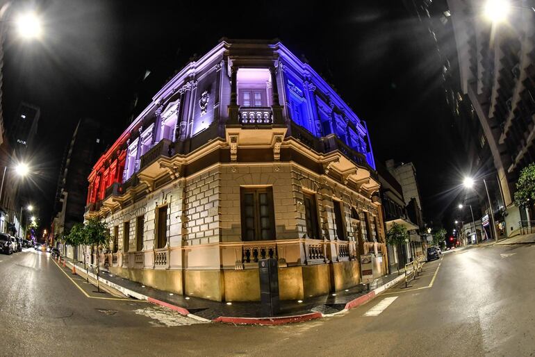 La Vicepresidencia, a cargo de Pedro Alliana,  anunció recién en la noche del domingo último la iluminación con colores patrios en su  edificio.