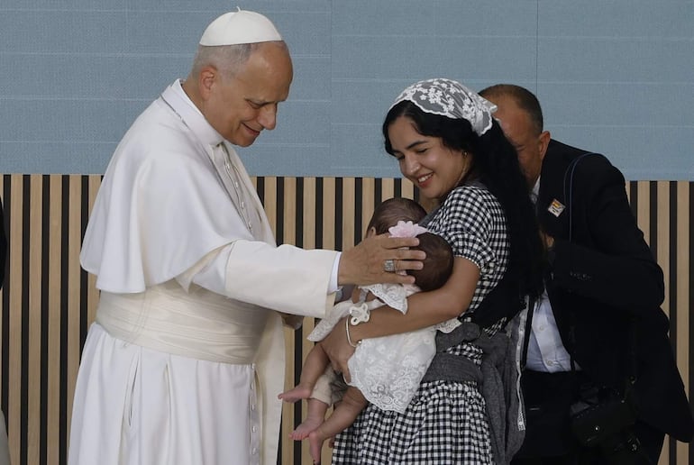 El papa León XIV visita este sábado al centro CEDIA 24 Horas, de Cáritas Madrid, un proyecto de atención integral a personas en situación de sinhogarismo y exclusión social, en el barrio madrileño de Carabanchel, en el marco del primer día de los seis que componen su visita oficial a España. EFE/ J.J. Guillén POOL

