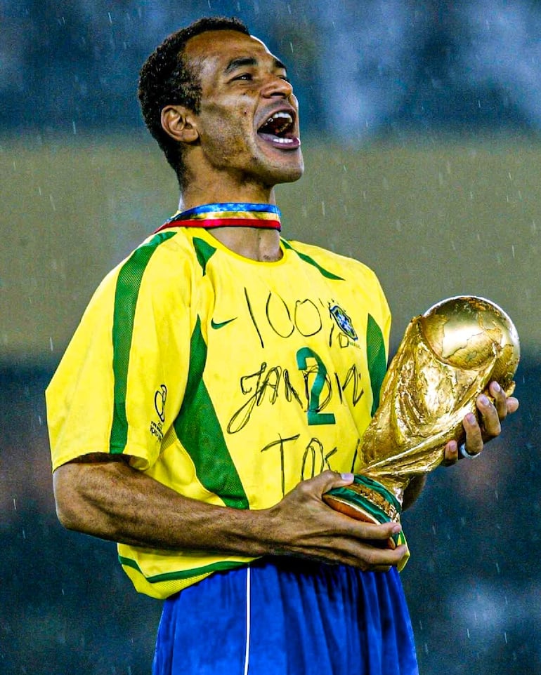 El ex-lateral brasileño, Cafú con el trofeo conquistado en el Mundial Corea-Japón 2002, por la selección verdeamarela.