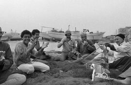 Pescadores de la franja de Gaza preparando las redes, en 1987. The Joss Dray Collection