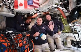 Esta captura de pantalla de una transmisión en vivo de la NASA muestra (de izquierda a derecha) al astronauta de la NASA y piloto de Artemis II, Victor Glover; al astronauta de la Agencia Espacial Canadiense y especialista de misión de Artemis II, Jeremy Hansen; y al astronauta de la NASA y comandante de Artemis II, Reid Wiseman, durante una rueda de prensa mientras viajan hacia la Luna a bordo de la nave Orion, el 3 de abril de 2026.