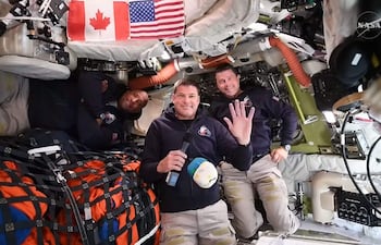 Esta captura de pantalla de una transmisión en vivo de la NASA muestra (de izquierda a derecha) al astronauta de la NASA y piloto de Artemis II, Victor Glover; al astronauta de la Agencia Espacial Canadiense y especialista de misión de Artemis II, Jeremy Hansen; y al astronauta de la NASA y comandante de Artemis II, Reid Wiseman, durante una rueda de prensa mientras viajan hacia la Luna a bordo de la nave Orion, el 3 de abril de 2026.